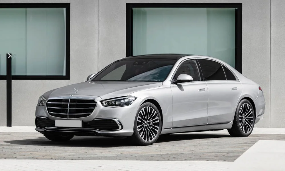 Фото Mercedes-Benz S-Class — вид спереди, фото 6. Передок в серебристом исполнении — крупная светотехника и выразительный бампер. Дневные ходовые огни включаются автоматически с запуском Mercedes-Benz S-Class — вид спереди, фото 6
