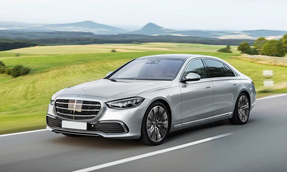 Фото Mercedes-Benz S-Class — вид спереди, фото 7. Анфас: пропорции капота, посадка кузова и графика ходовых огней. Дневные ходовые огни включаются автоматически с запуском Mercedes-Benz S-Class — вид спереди, фото 7