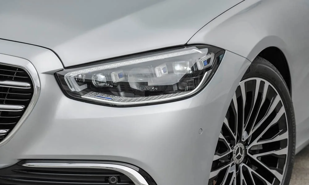 Фото Mercedes-Benz S-Class — передняя оптика. Начинка фары: модули ближнего и дальнего света, ходовые огни. Автоматический дальний свет сам переключается при встречном разъезде — есть у ряда версий Mercedes-Benz S-Class — передняя оптика
