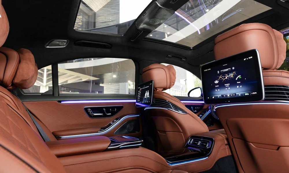 Фото Mercedes-Benz S-Class — интерьер. Общий план салона: архитектура панели, консоль и кресла. Светлая гамма зрительно расширяет салон, тёмная — практичнее в уходе Mercedes-Benz S-Class — интерьер