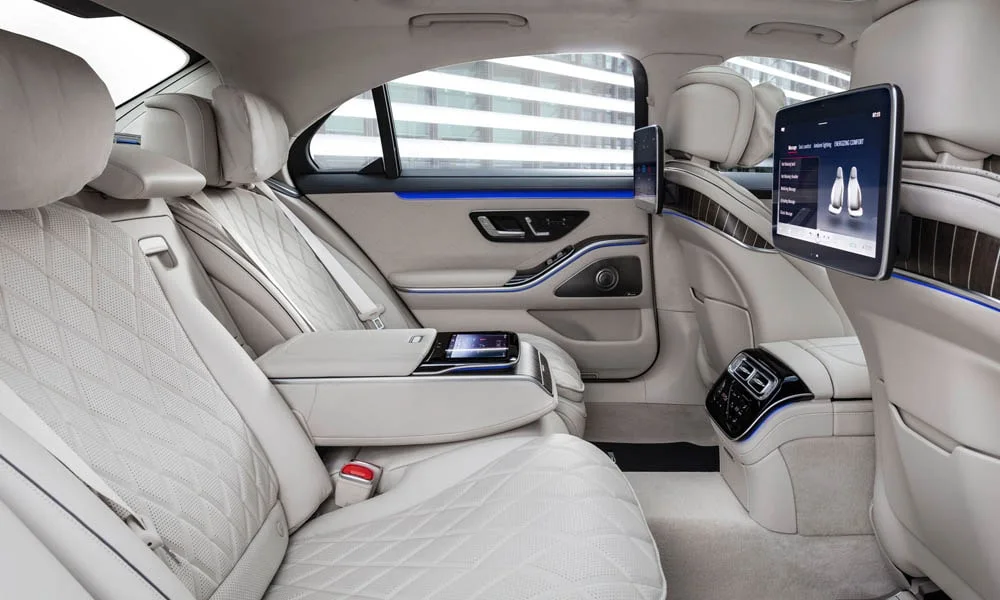 Фото Mercedes-Benz S-Class — интерьер, фото 2. Общий план салона: архитектура панели, консоль и кресла. Светлая гамма зрительно расширяет салон, тёмная — практичнее в уходе Mercedes-Benz S-Class — интерьер, фото 2