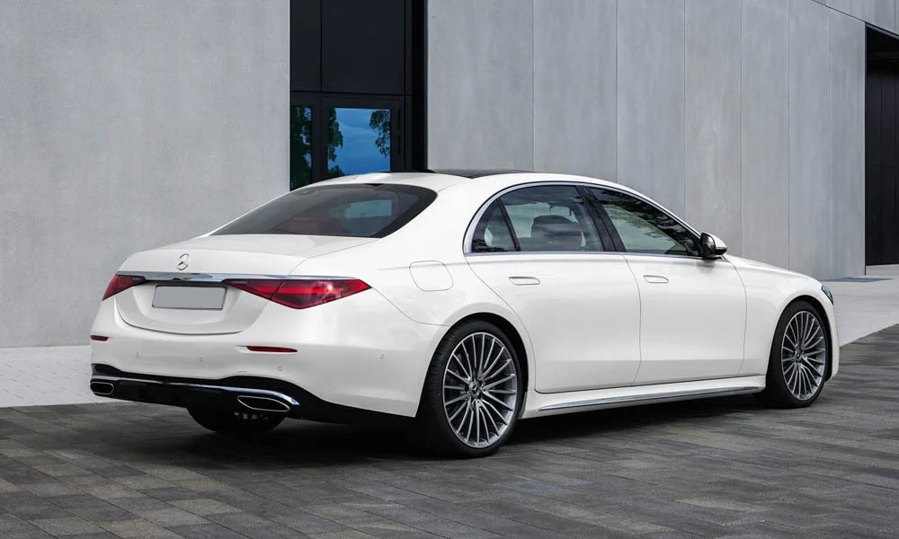 Фото Mercedes-Benz S-Class — вид сзади. Белый кузов сзади — фонари и бампер определяют ночной образ модели. Насадки выхлопа или их имитация внизу бампера различают версии Mercedes-Benz S-Class — вид сзади