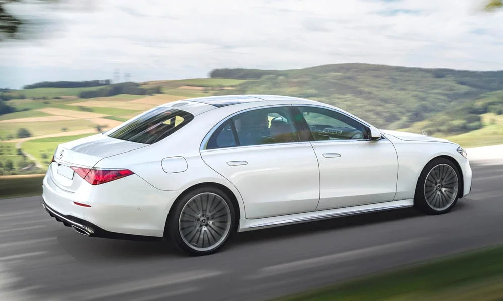 Фото Mercedes-Benz S-Class — вид сзади, фото 2. Белый кузов сзади — фонари и бампер определяют ночной образ модели. Насадки выхлопа или их имитация внизу бампера различают версии Mercedes-Benz S-Class — вид сзади, фото 2