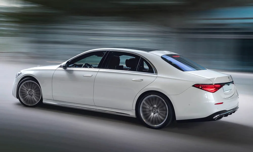 Фото Mercedes-Benz S-Class — вид сзади, фото 3. Корма в белом цвете: графика фонарей и пластика пятой двери Mercedes-Benz S-Class — вид сзади, фото 3