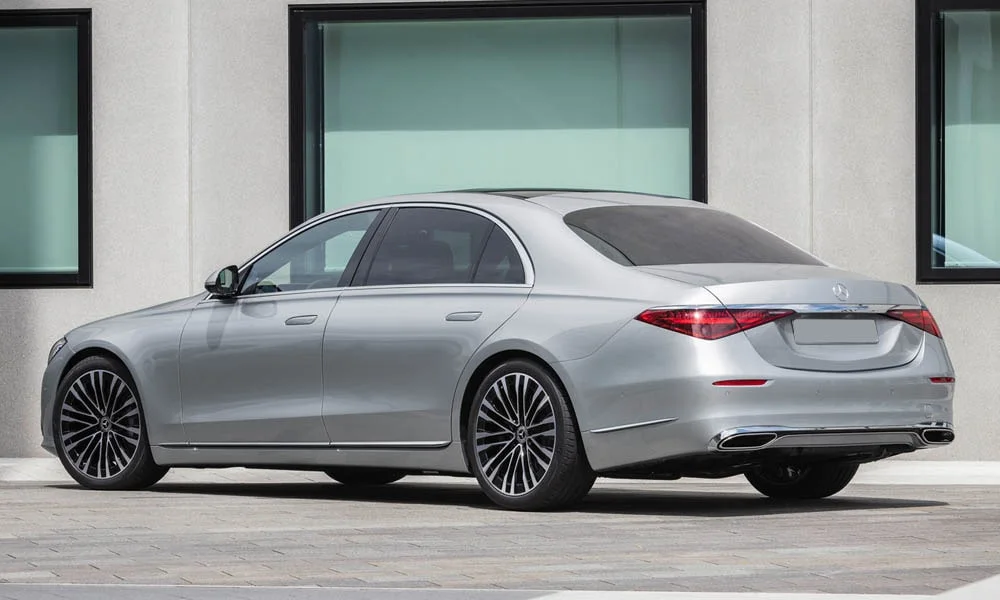 Фото Mercedes-Benz S-Class — вид сзади, фото 4. Графика фонарей, бампер и оформление пятой двери. Светодиодная полоса или раздельные секции — задняя оптика стала главным украшением кормы Mercedes-Benz S-Class — вид сзади, фото 4