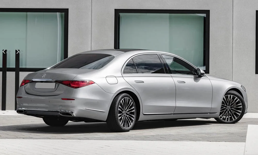 Фото Mercedes-Benz S-Class — вид сзади, фото 5. Графика фонарей, бампер и оформление пятой двери. Насадки выхлопа или их имитация внизу бампера различают версии Mercedes-Benz S-Class — вид сзади, фото 5
