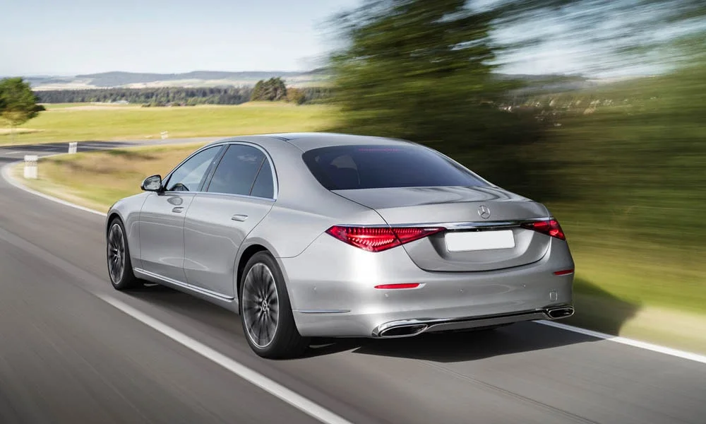 Фото Mercedes-Benz S-Class — вид сзади, фото 6. Серебристый кузов сзади — фонари и бампер определяют ночной образ модели. Светодиодная полоса или раздельные секции — задняя оптика стала главным украшением кормы Mercedes-Benz S-Class — вид сзади, фото 6