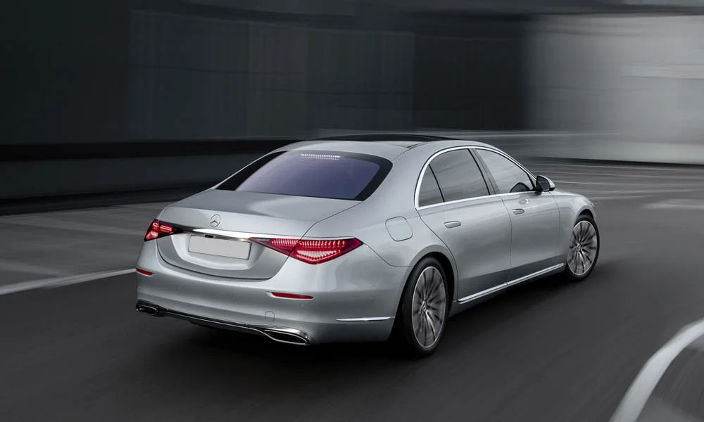 Фото Mercedes-Benz S-Class — вид сзади, фото 7. Корма в серебристом цвете: графика фонарей и пластика пятой двери. Светодиодная полоса или раздельные секции — задняя оптика стала главным украшением кормы Mercedes-Benz S-Class — вид сзади, фото 7