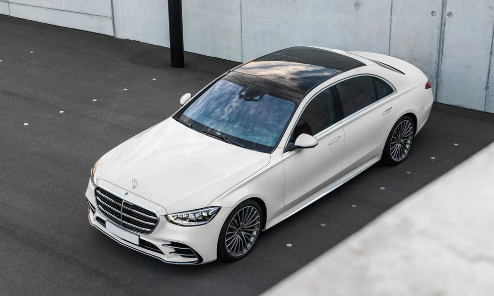 Фото Mercedes-Benz S-Class — крыша. Линия крыши и панорамное остекление с высоты. Рейлинги рассчитаны на поперечины для бокса или велокреплений Mercedes-Benz S-Class — крыша