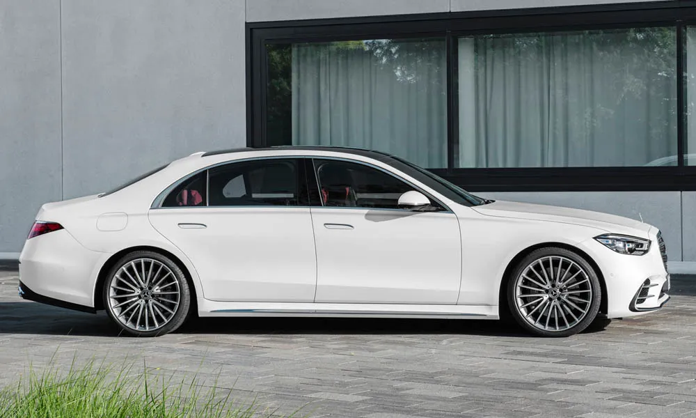 Фото Mercedes-Benz S-Class — вид сбоку. Сбоку читаются линия остекления и характер выштамповок на белом кузове Mercedes-Benz S-Class — вид сбоку