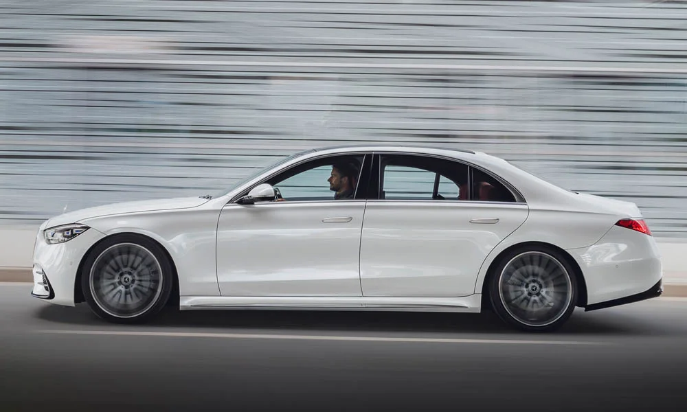 Фото Mercedes-Benz S-Class — вид сбоку, фото 2. Профиль в белом цвете: соотношение колёсной базы и свесов. Длинная база — простор второго ряда; короткие свесы упрощают парковку Mercedes-Benz S-Class — вид сбоку, фото 2
