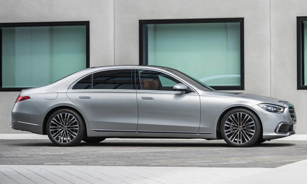Фото Mercedes-Benz S-Class — вид сбоку, фото 3. Серебристый кузов в профиль — пропорции, высота посадки и дизайн дисков Mercedes-Benz S-Class — вид сбоку, фото 3