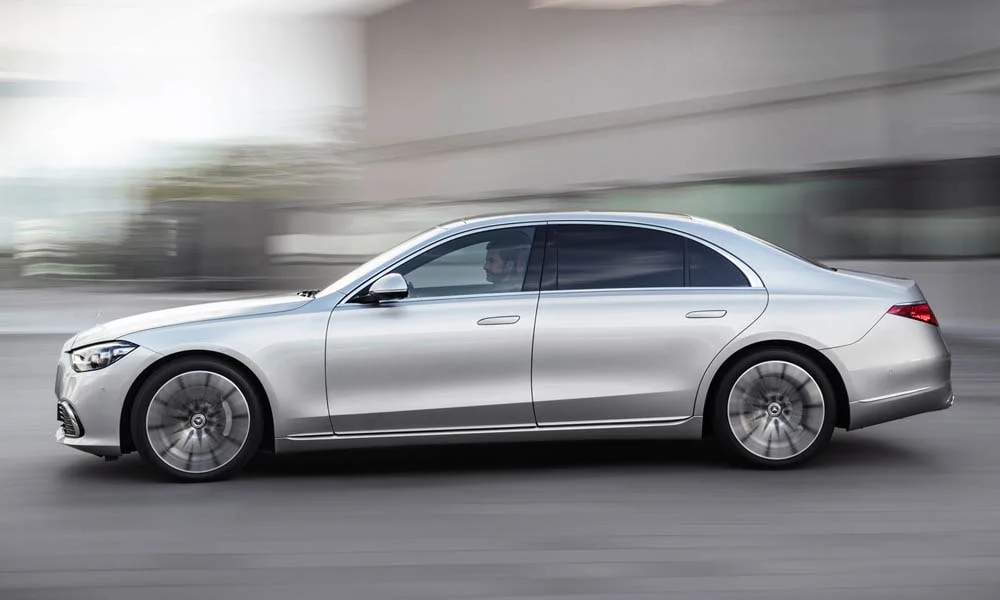 Фото Mercedes-Benz S-Class — вид сбоку, фото 4. Серебристый кузов в профиль — пропорции, высота посадки и дизайн дисков Mercedes-Benz S-Class — вид сбоку, фото 4