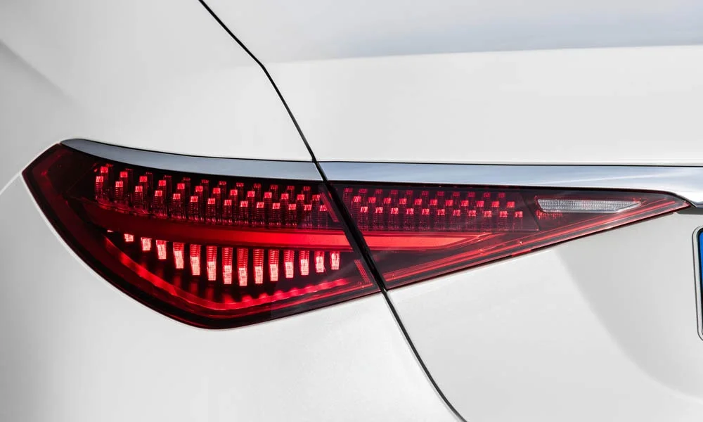 Фото Mercedes-Benz S-Class — задние фонари. Графика секций крупным планом — ночная подпись модели Mercedes-Benz S-Class — задние фонари