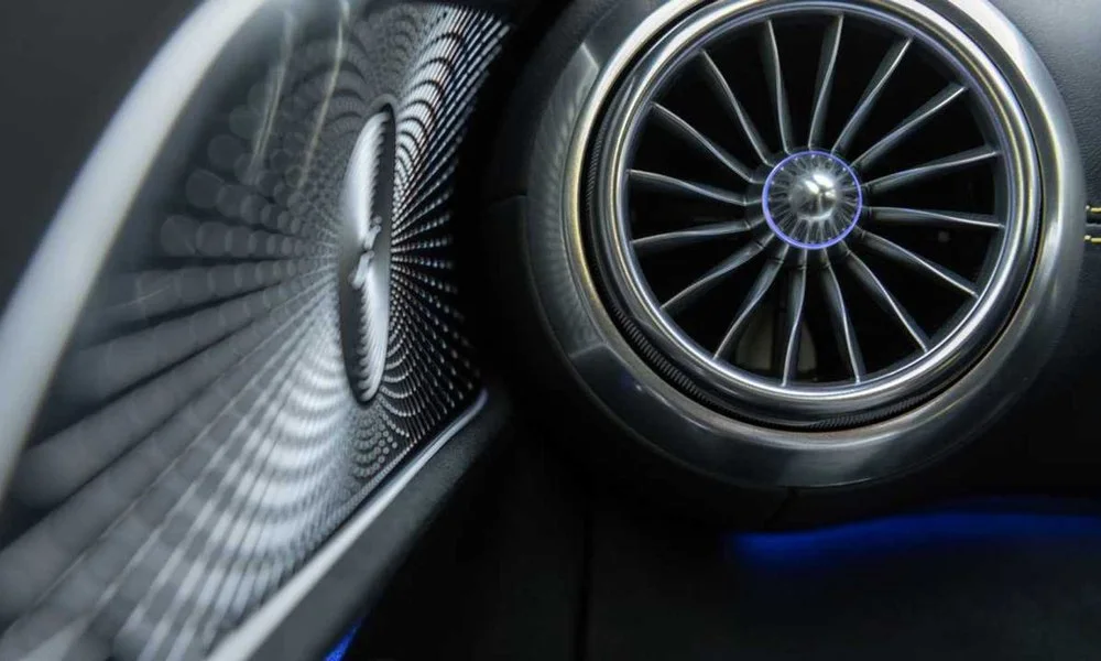 Фото Mercedes-Benz SL — дефлекторы вентиляции. Воздуховоды панели крупным планом — часть графики интерьера. Тонкие сплошные дефлекторы — модный приём, поток настраивается ползунками Mercedes-Benz SL — дефлекторы вентиляции