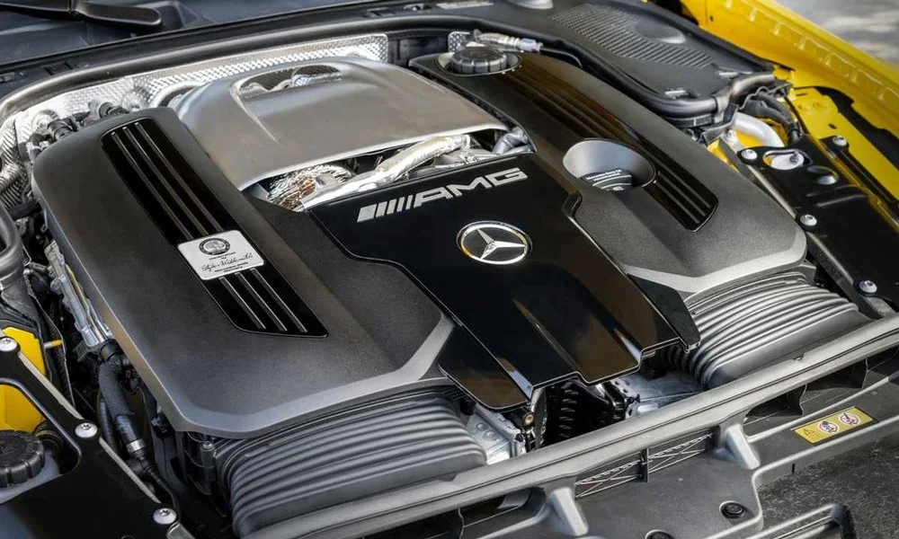 Фото Mercedes-Benz SL — моторный отсек. Под капотом: расположение основных узлов и заливных горловин Mercedes-Benz SL — моторный отсек