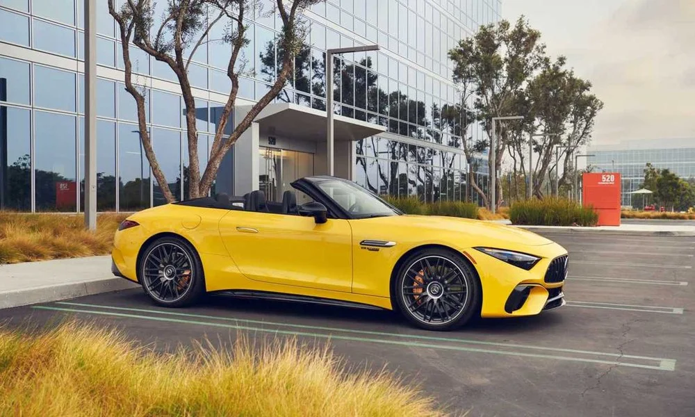 Фото Mercedes-Benz SL — вид спереди, фото 2. Анфас: пропорции капота, посадка кузова и графика ходовых огней. Рисунок ходовых огней — подпись модели, по нему её узнают в потоке Mercedes-Benz SL — вид спереди, фото 2