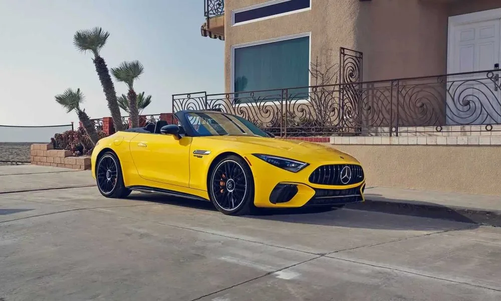 Фото Mercedes-Benz SL — вид спереди, фото 3. Передок в жёлтом исполнении — крупная светотехника и выразительный бампер Mercedes-Benz SL — вид спереди, фото 3