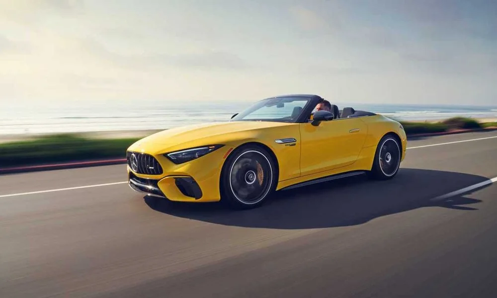 Фото Mercedes-Benz SL — вид спереди, фото 6. Передок в жёлтом исполнении — крупная светотехника и выразительный бампер. Рисунок ходовых огней — подпись модели, по нему её узнают в потоке Mercedes-Benz SL — вид спереди, фото 6