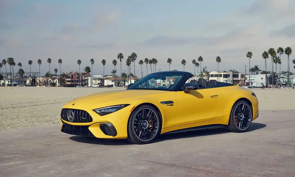 Фото Mercedes-Benz SL — вид спереди, фото 7. Передок в жёлтом исполнении — крупная светотехника и выразительный бампер. Дневные ходовые огни включаются автоматически с запуском Mercedes-Benz SL — вид спереди, фото 7