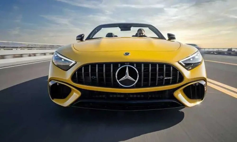 Фото Mercedes-Benz SL — вид спереди, фото 8. Анфас: пропорции капота, посадка кузова и графика ходовых огней. Рисунок ходовых огней — подпись модели, по нему её узнают в потоке Mercedes-Benz SL — вид спереди, фото 8
