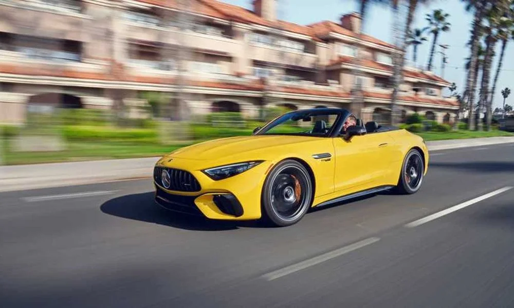 Фото Mercedes-Benz SL — вид спереди, фото 9. Кузов в жёлтом цвете: рисунок оптики и решётки задаёт узнаваемое «лицо» модели. Дневные ходовые огни включаются автоматически с запуском Mercedes-Benz SL — вид спереди, фото 9
