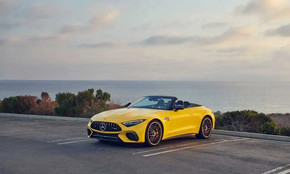Фото Mercedes-Benz SL — вид спереди, фото 11. Кузов в жёлтом цвете: рисунок оптики и решётки задаёт узнаваемое «лицо» модели. Дневные ходовые огни включаются автоматически с запуском Mercedes-Benz SL — вид спереди, фото 11
