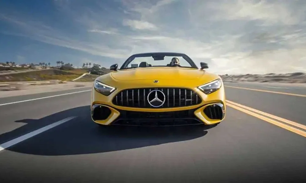 Фото Mercedes-Benz SL — вид спереди, фото 12. Кузов в жёлтом цвете: рисунок оптики и решётки задаёт узнаваемое «лицо» модели. Дневные ходовые огни включаются автоматически с запуском Mercedes-Benz SL — вид спереди, фото 12