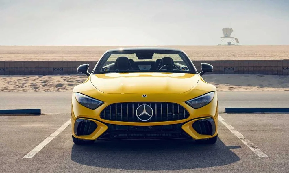 Фото Mercedes-Benz SL — вид спереди, фото 16. Передок в жёлтом исполнении — крупная светотехника и выразительный бампер. Рисунок ходовых огней — подпись модели, по нему её узнают в потоке Mercedes-Benz SL — вид спереди, фото 16