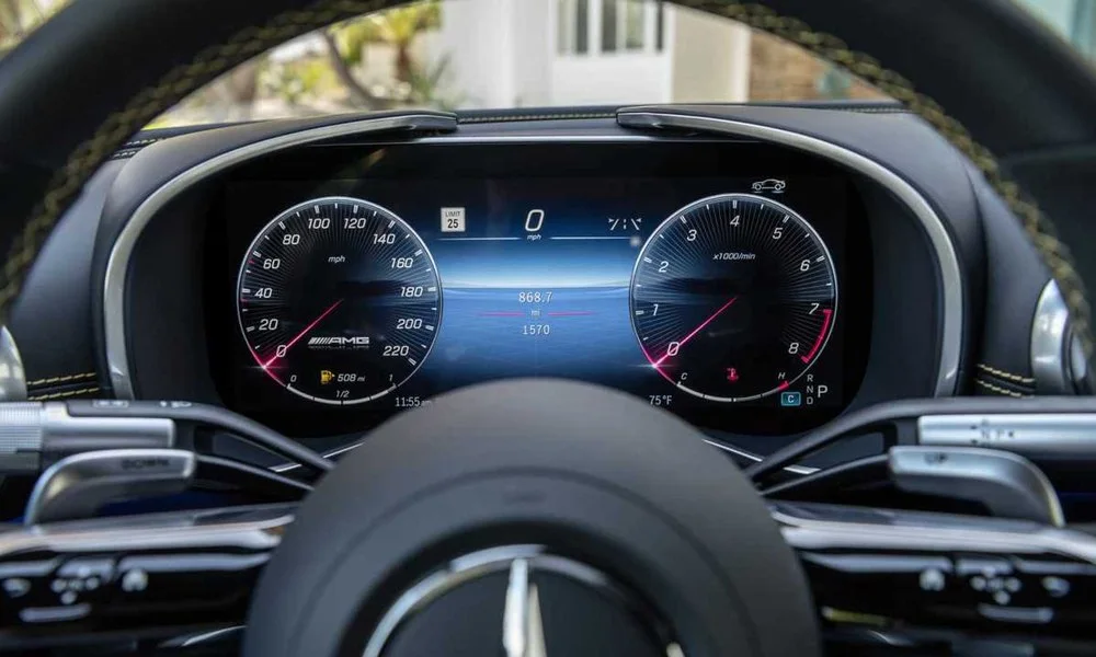 Фото Mercedes-Benz SL — приборная панель. Экран приборов за рулём — вся ходовая информация перед глазами. Компоновка приборов настраивается в меню у большинства версий Mercedes-Benz SL — приборная панель