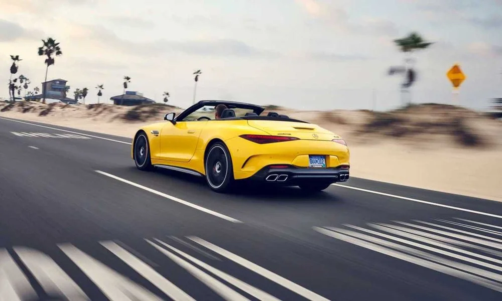 Фото Mercedes-Benz SL — вид сзади, фото 2. Жёлтый кузов сзади — фонари и бампер определяют ночной образ модели Mercedes-Benz SL — вид сзади, фото 2