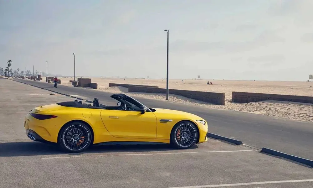 Фото Mercedes-Benz SL — вид сзади, фото 3. Корма в жёлтом цвете: графика фонарей и пластика пятой двери Mercedes-Benz SL — вид сзади, фото 3