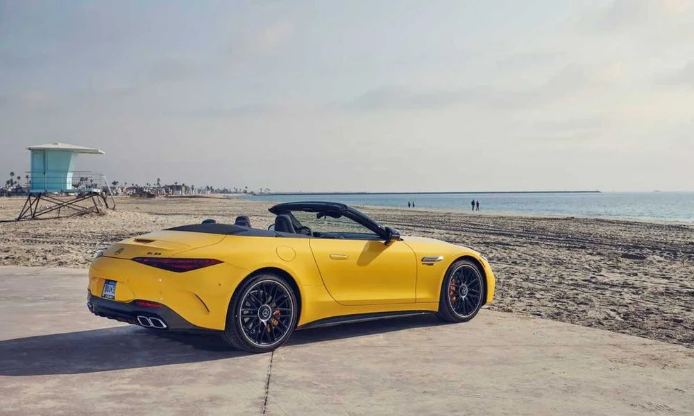 Фото Mercedes-Benz SL — вид сзади, фото 4. Графика фонарей, бампер и оформление пятой двери. Светодиодная полоса или раздельные секции — задняя оптика стала главным украшением кормы Mercedes-Benz SL — вид сзади, фото 4