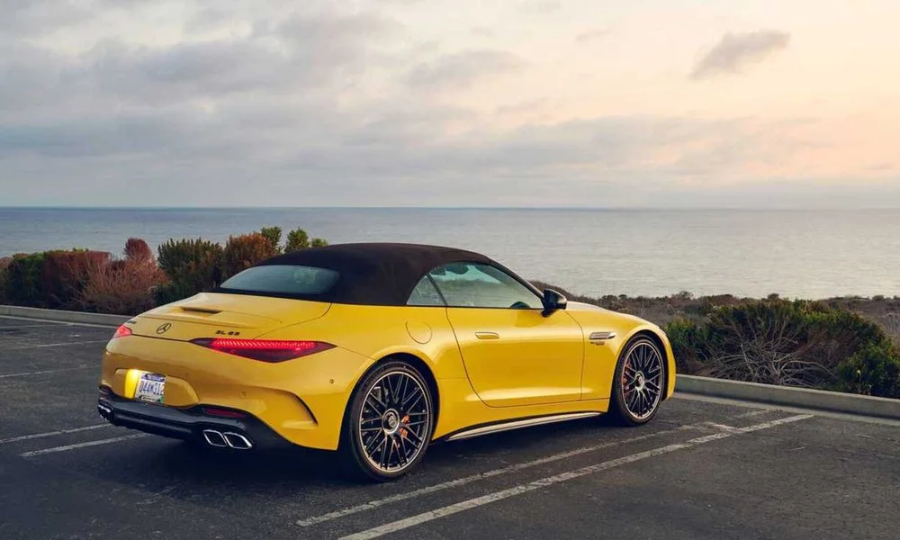 Фото Mercedes-Benz SL — вид сзади, фото 7. Корма в жёлтом цвете: графика фонарей и пластика пятой двери. Насадки выхлопа или их имитация внизу бампера различают версии Mercedes-Benz SL — вид сзади, фото 7