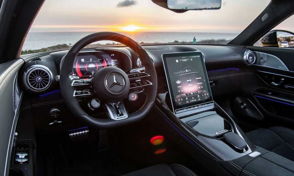 Фото Mercedes-Benz SL — руль. Обшивка обода и компоновка спиц крупным планом. Правильная посадка: руки на «9 и 3», приборы читаются поверх обода Mercedes-Benz SL — руль