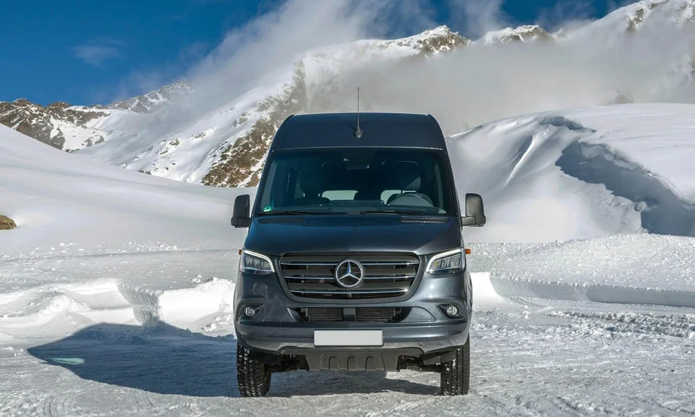 Фото Mercedes-Benz Sprinter — вид спереди, фото 4. Анфас: пропорции капота, посадка кузова и графика ходовых огней. Дневные ходовые огни включаются автоматически с запуском Mercedes-Benz Sprinter — вид спереди, фото 4