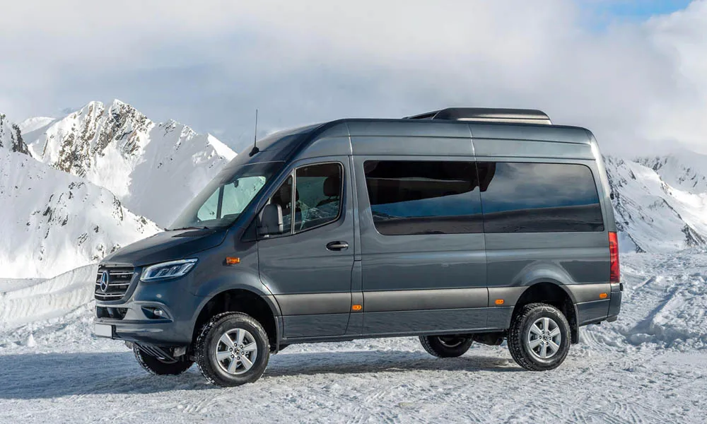 Фото Mercedes-Benz Sprinter — вид спереди, фото 5. Анфас: пропорции капота, посадка кузова и графика ходовых огней. Рисунок ходовых огней — подпись модели, по нему её узнают в потоке Mercedes-Benz Sprinter — вид спереди, фото 5