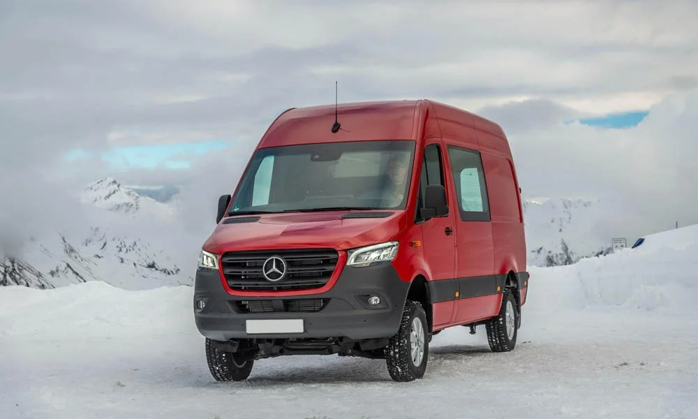 Фото Mercedes-Benz Sprinter — вид спереди, фото 6. Анфас: пропорции капота, посадка кузова и графика ходовых огней. Дневные ходовые огни включаются автоматически с запуском Mercedes-Benz Sprinter — вид спереди, фото 6