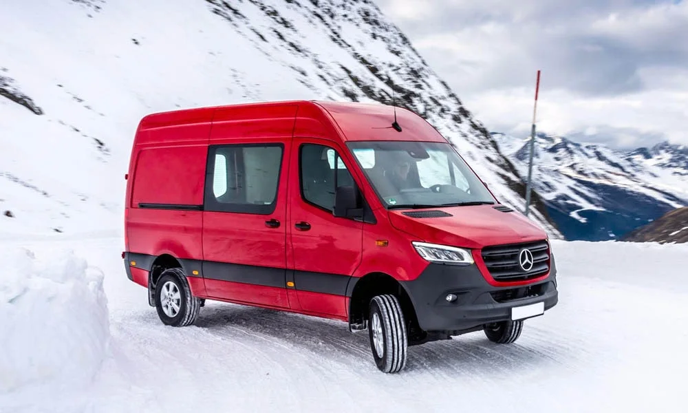 Фото Mercedes-Benz Sprinter — вид спереди, фото 7. Оптика, решётка и бампер — первое впечатление о модели. Дневные ходовые огни включаются автоматически с запуском Mercedes-Benz Sprinter — вид спереди, фото 7