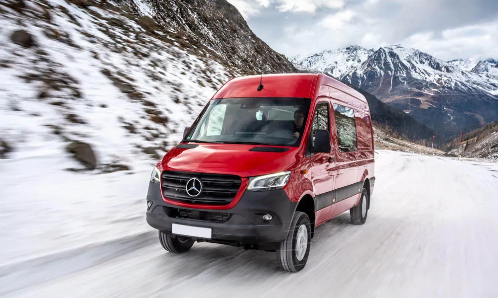 Фото Mercedes-Benz Sprinter — вид спереди, фото 8. Красный кузов, строгая симметрия оптики — базовый ракурс знакомства с дизайном. Рисунок ходовых огней — подпись модели, по нему её узнают в потоке Mercedes-Benz Sprinter — вид спереди, фото 8