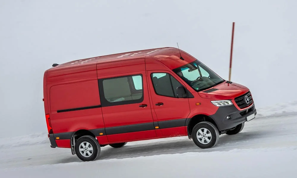 Фото Mercedes-Benz Sprinter — вид спереди, фото 9. Анфас: пропорции капота, посадка кузова и графика ходовых огней. Рисунок ходовых огней — подпись модели, по нему её узнают в потоке Mercedes-Benz Sprinter — вид спереди, фото 9
