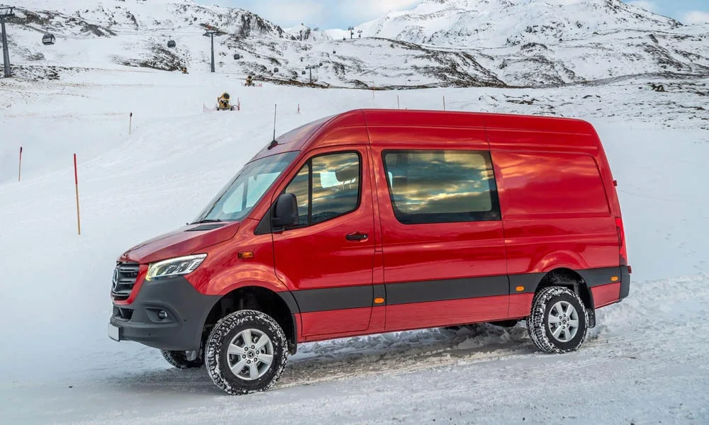 Фото Mercedes-Benz Sprinter — вид спереди, фото 10. Кузов в красном цвете: рисунок оптики и решётки задаёт узнаваемое «лицо» модели Mercedes-Benz Sprinter — вид спереди, фото 10