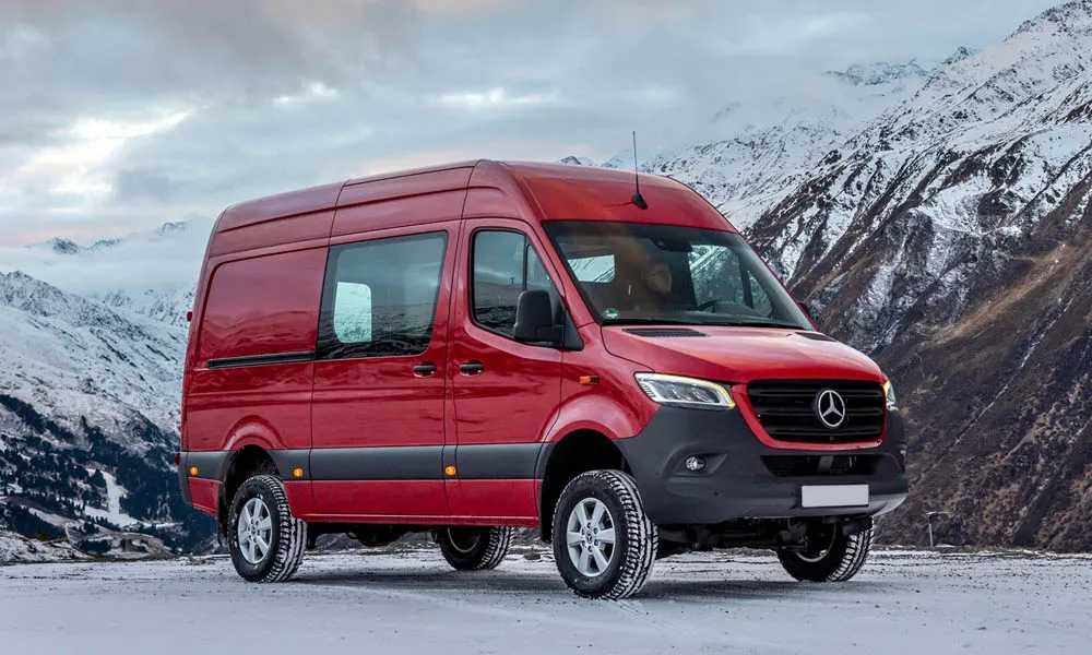 Фото Mercedes-Benz Sprinter — вид спереди, фото 11. Кузов в красном цвете: рисунок оптики и решётки задаёт узнаваемое «лицо» модели Mercedes-Benz Sprinter — вид спереди, фото 11