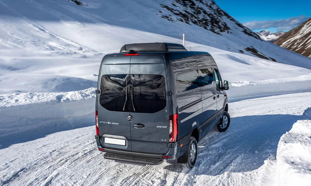 Фото Mercedes-Benz Sprinter — вид сзади, фото 4. Графика фонарей, бампер и оформление пятой двери Mercedes-Benz Sprinter — вид сзади, фото 4