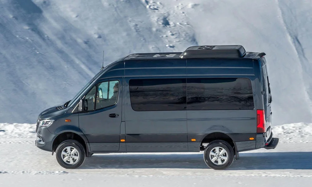Фото Mercedes-Benz Sprinter — вид сзади, фото 5. Линия крыши, стойки и задняя дверь в сером исполнении. Светодиодная полоса или раздельные секции — задняя оптика стала главным украшением кормы Mercedes-Benz Sprinter — вид сзади, фото 5