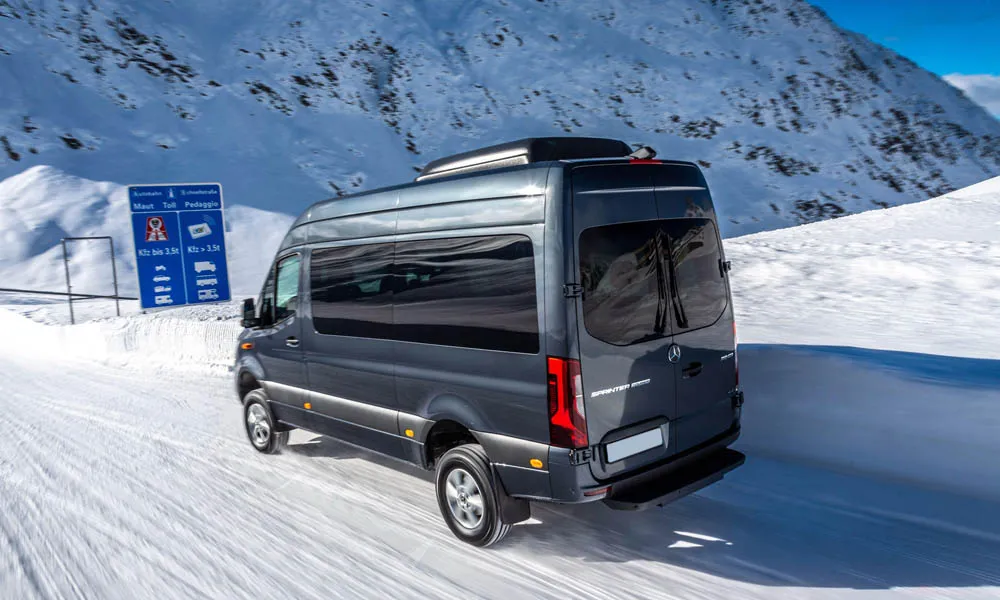 Фото Mercedes-Benz Sprinter — вид сзади, фото 6. Графика фонарей, бампер и оформление пятой двери. Насадки выхлопа или их имитация внизу бампера различают версии Mercedes-Benz Sprinter — вид сзади, фото 6