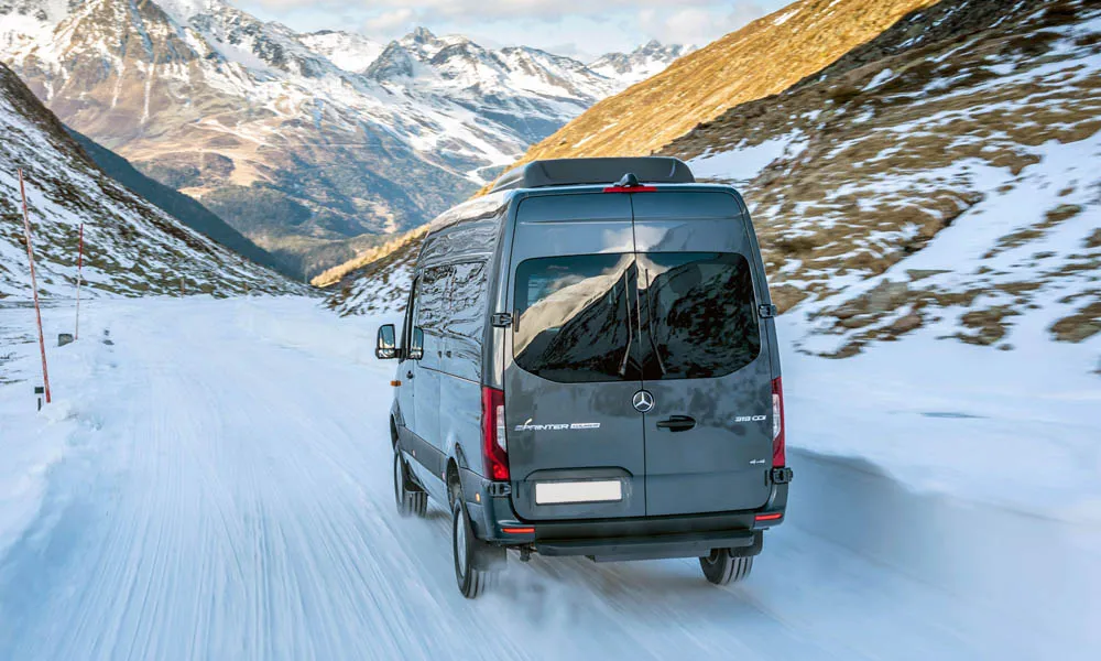 Фото Mercedes-Benz Sprinter — вид сзади, фото 7. Графика фонарей, бампер и оформление пятой двери. Светодиодная полоса или раздельные секции — задняя оптика стала главным украшением кормы Mercedes-Benz Sprinter — вид сзади, фото 7
