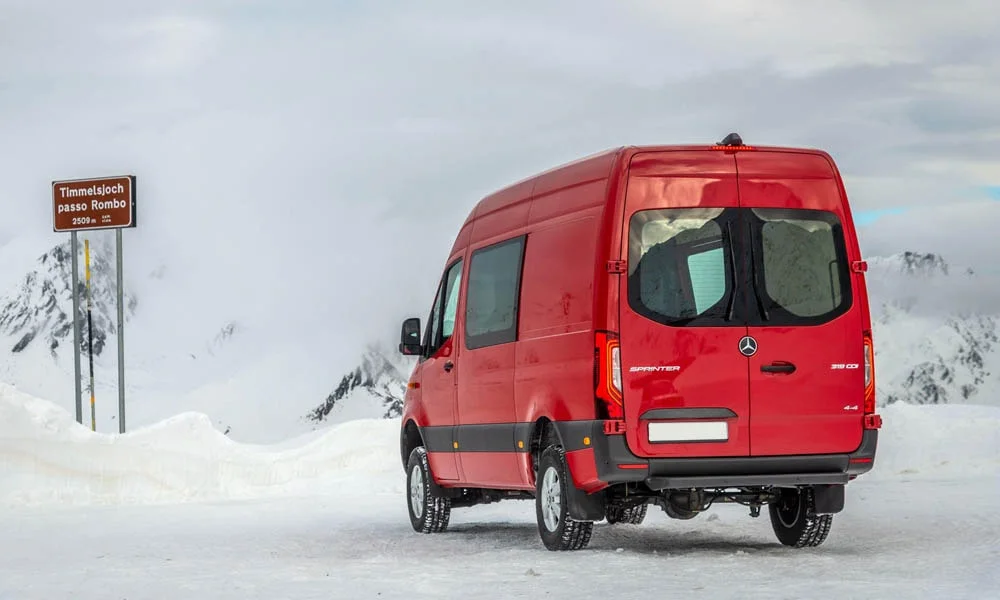 Фото Mercedes-Benz Sprinter — вид сзади, фото 8. Красный кузов сзади — фонари и бампер определяют ночной образ модели. Светодиодная полоса или раздельные секции — задняя оптика стала главным украшением кормы Mercedes-Benz Sprinter — вид сзади, фото 8
