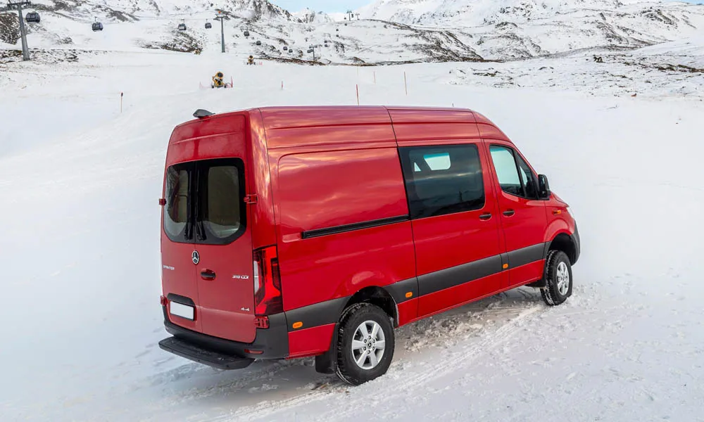 Фото Mercedes-Benz Sprinter — вид сзади, фото 9. Красный кузов сзади — фонари и бампер определяют ночной образ модели. Насадки выхлопа или их имитация внизу бампера различают версии Mercedes-Benz Sprinter — вид сзади, фото 9