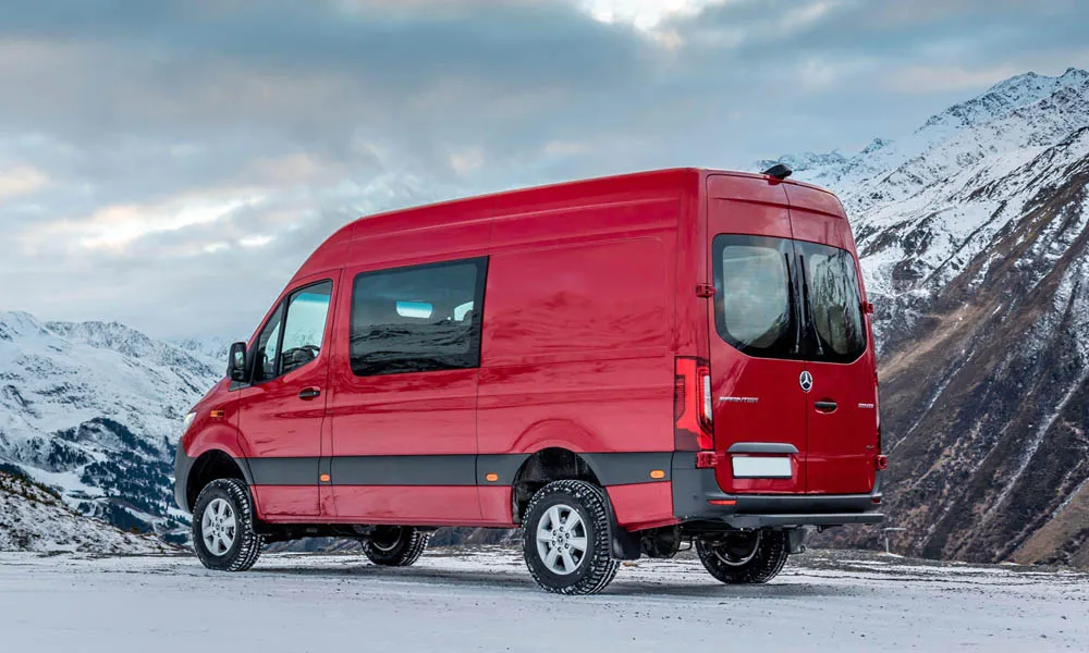 Фото Mercedes-Benz Sprinter — вид сзади, фото 10. Линия крыши, стойки и задняя дверь в красном исполнении Mercedes-Benz Sprinter — вид сзади, фото 10